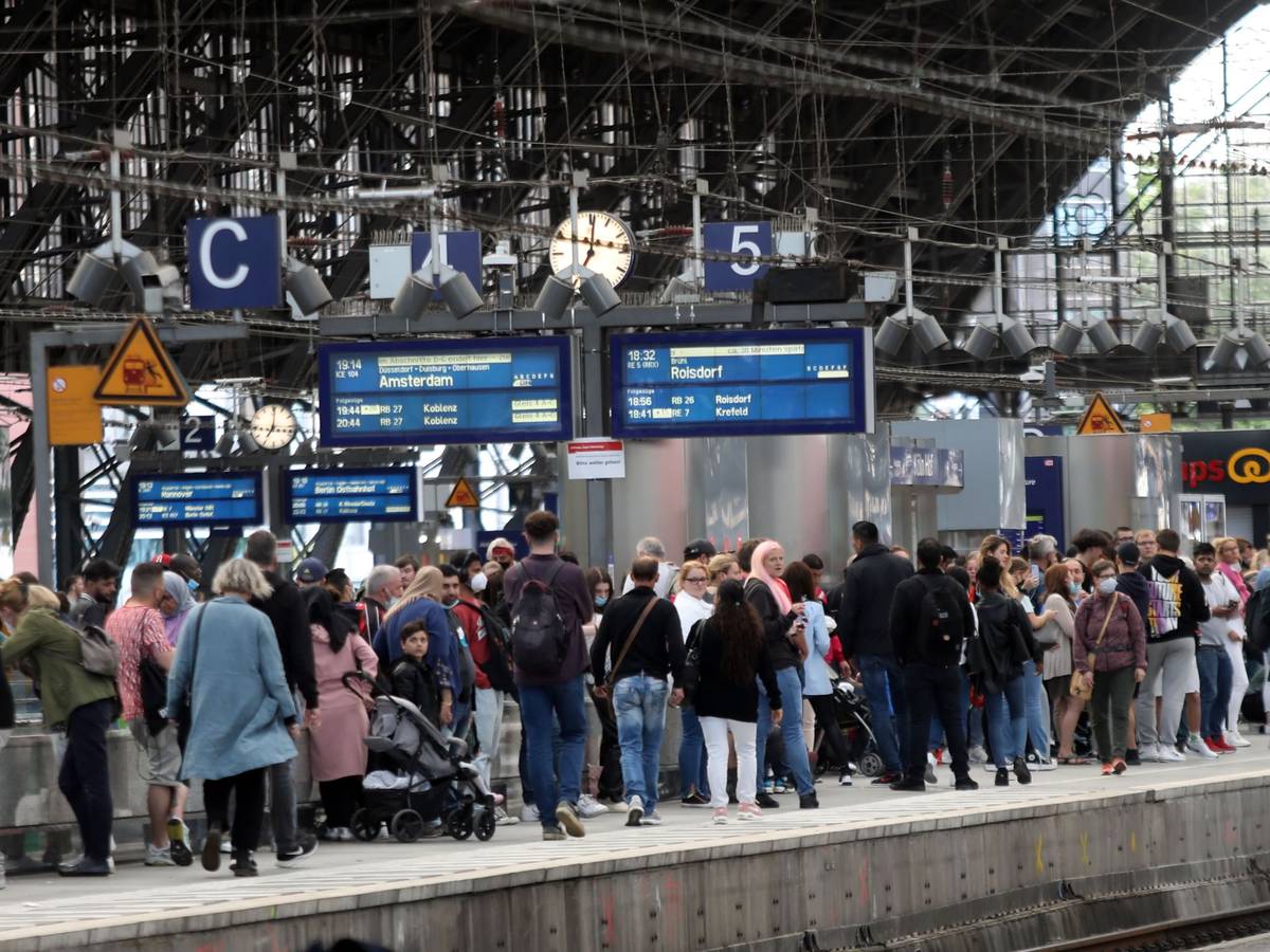 Überfülltes Gleis 5: Am Hauptbahnhof warten viele Fahrgäste auf ihre Zugverbindung.