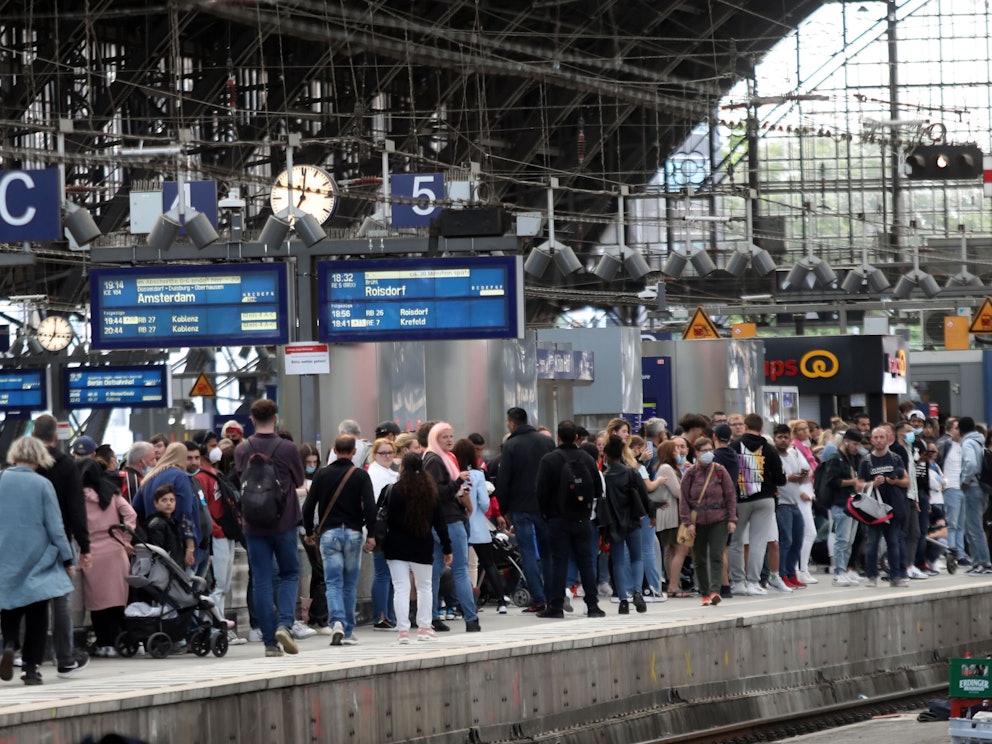 Überfülltes Gleis 5: Am Hauptbahnhof warten viele Fahrgäste auf ihre Zugverbindung.
