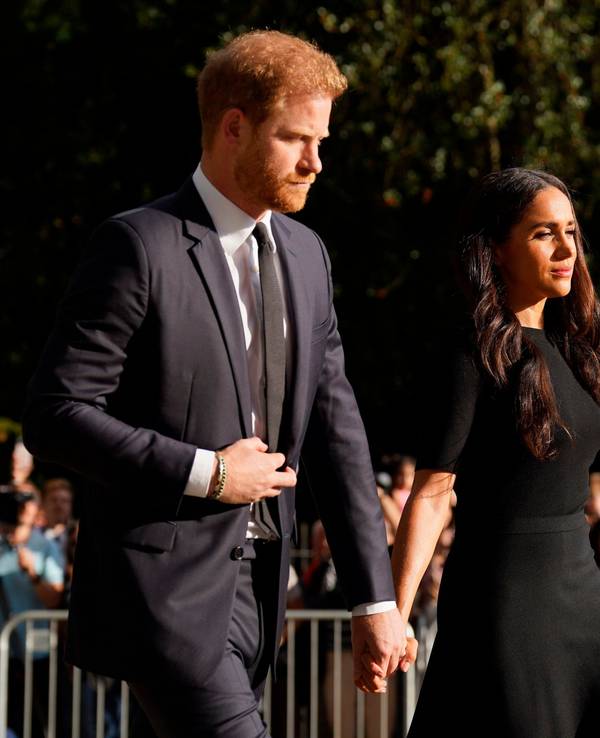 Prinz Harry und seine Frau Meghan, hier nach dem Tod der britischen Königin Elizabeth II. auf Schloss Windsor im September 2022, bekommen Vorwürfe aus der britischen Presse.