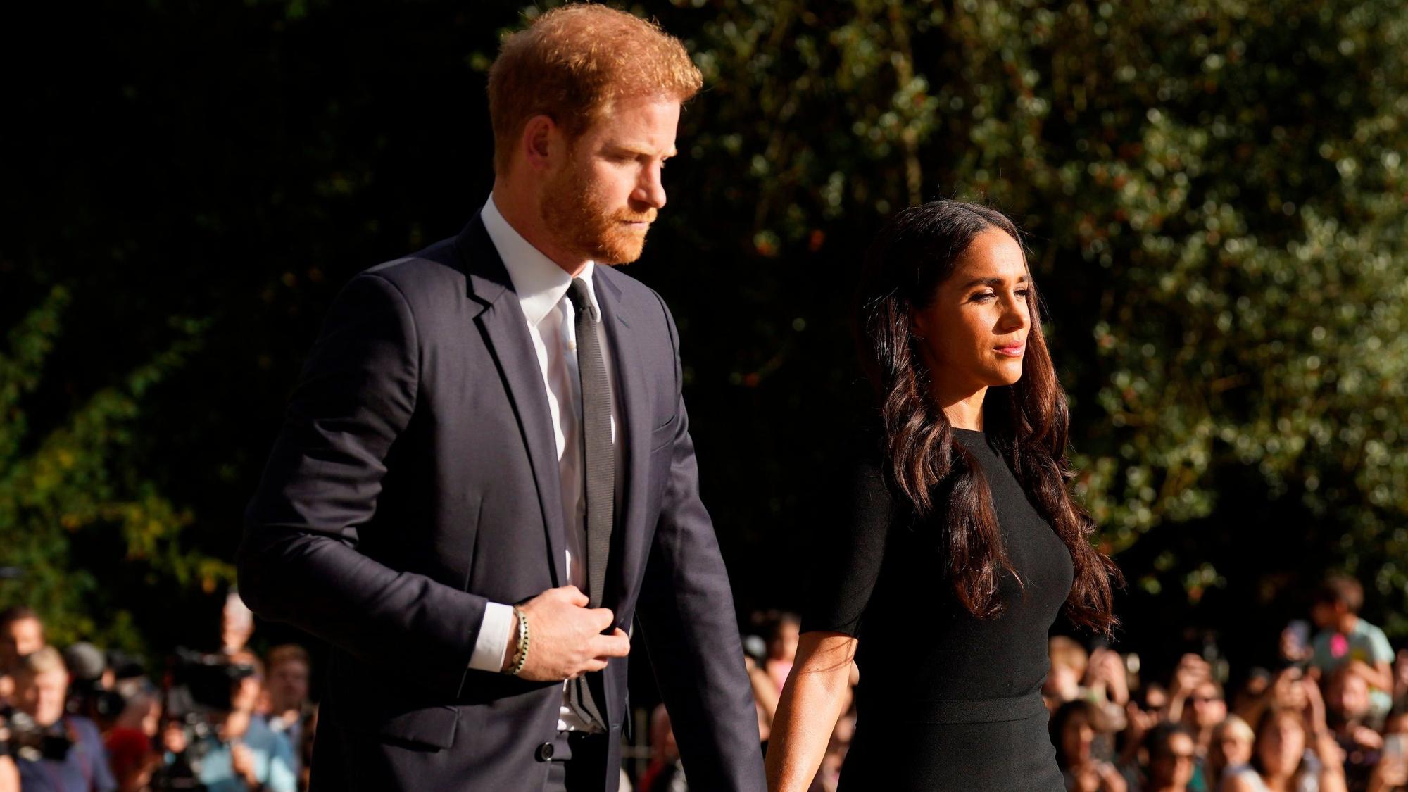 Prinz Harry und seine Frau Meghan, hier nach dem Tod der britischen Königin Elizabeth II. auf Schloss Windsor im September 2022, bekommen Vorwürfe aus der britischen Presse.