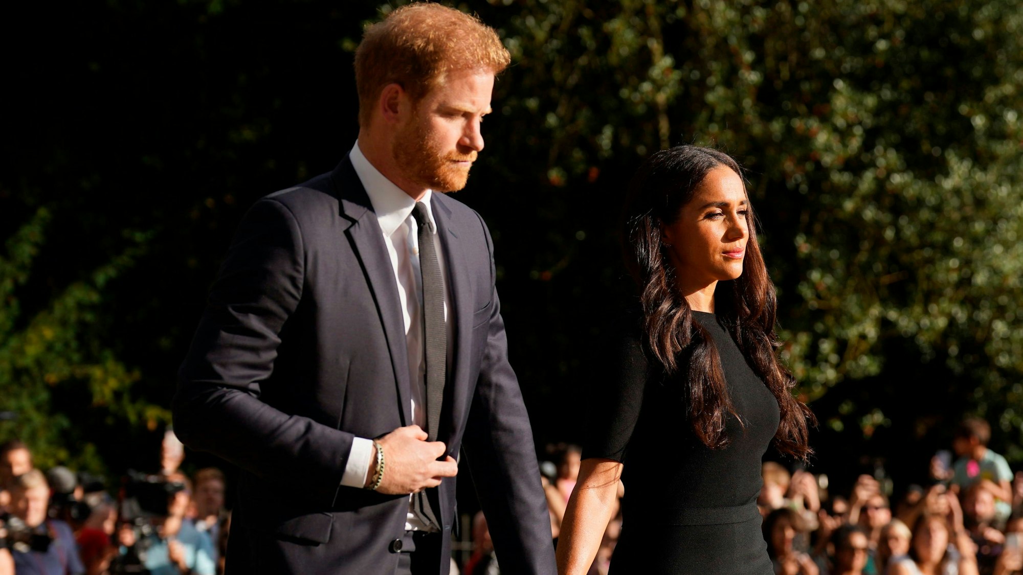 Prinz Harry und seine Frau Meghan, hier nach dem Tod der britischen Königin Elizabeth II. auf Schloss Windsor im September 2022, bekommen Vorwürfe aus der britischen Presse.