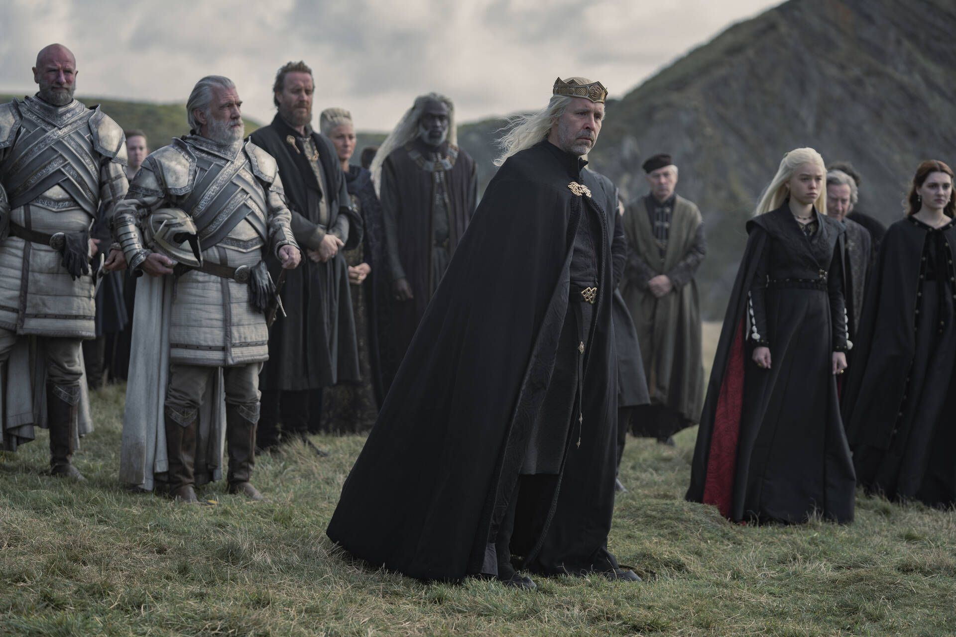 Paddy Considine, Rhys Ifans, Eve Best, Steve Toussaint, Milly Alcock and Emily Carey in einer Szene von  „House of the Dragon“.