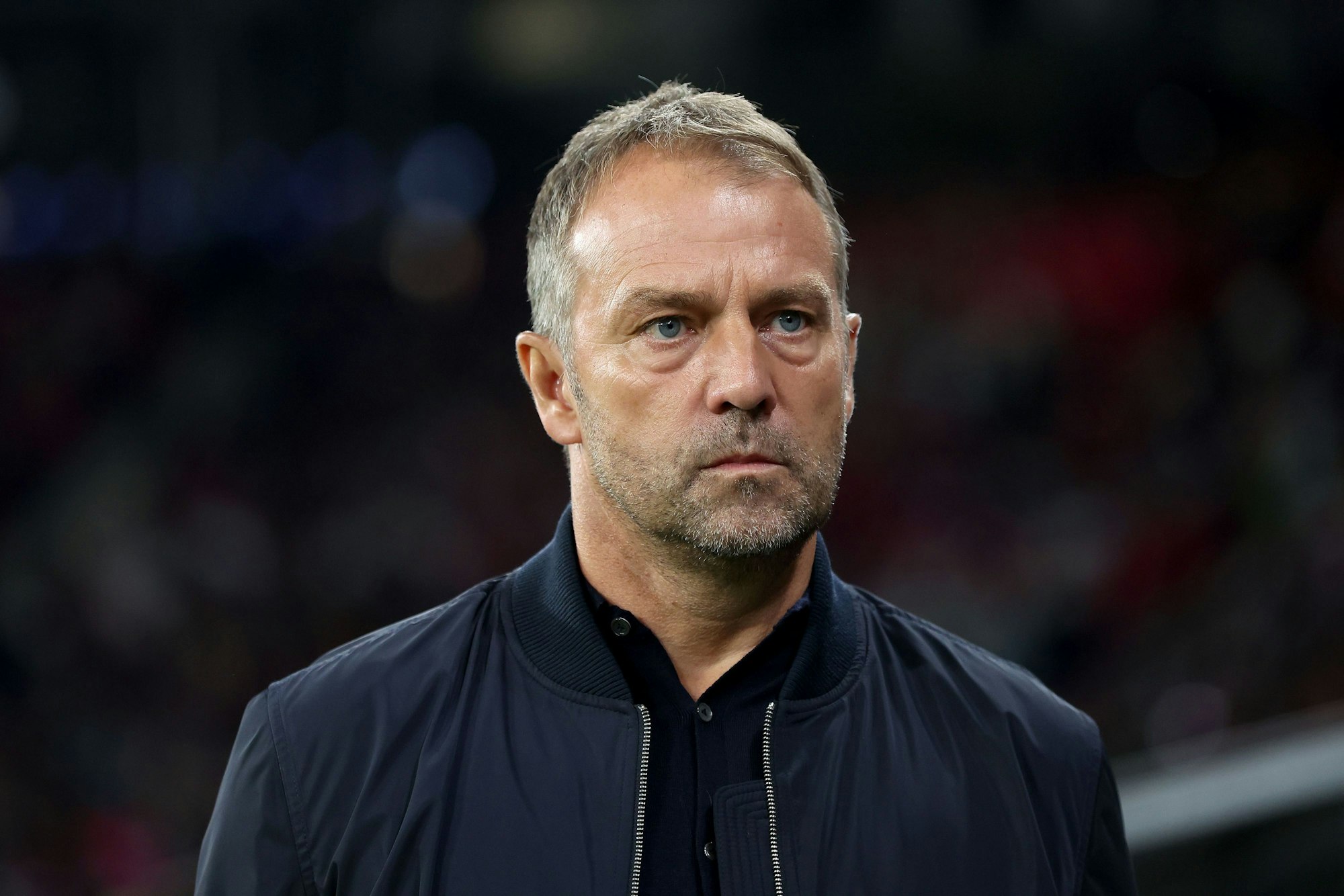 Bundestrainer Hansi Flick geht durch das Stadion.