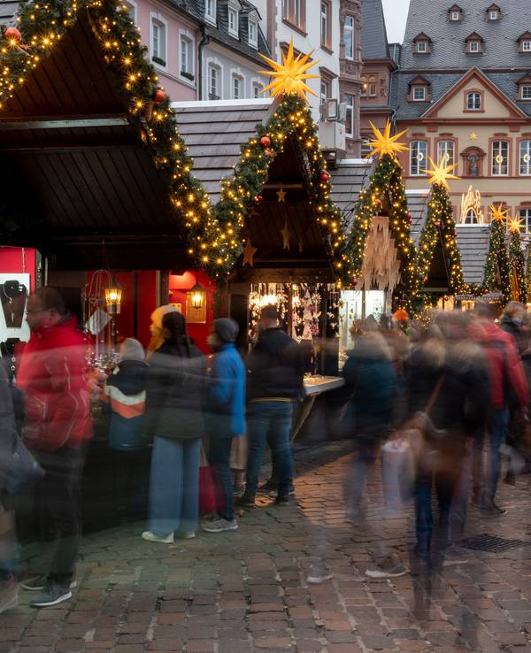 Wird der Advent 2022 der traurigste und dunkelste überhaupt? Die Deutsche Umwelthilfe fordert, auf Weihnachtsbeleuchtung zu verzichten. Gemeinden sollten nur ein beleuchteten Baum aufstellen.