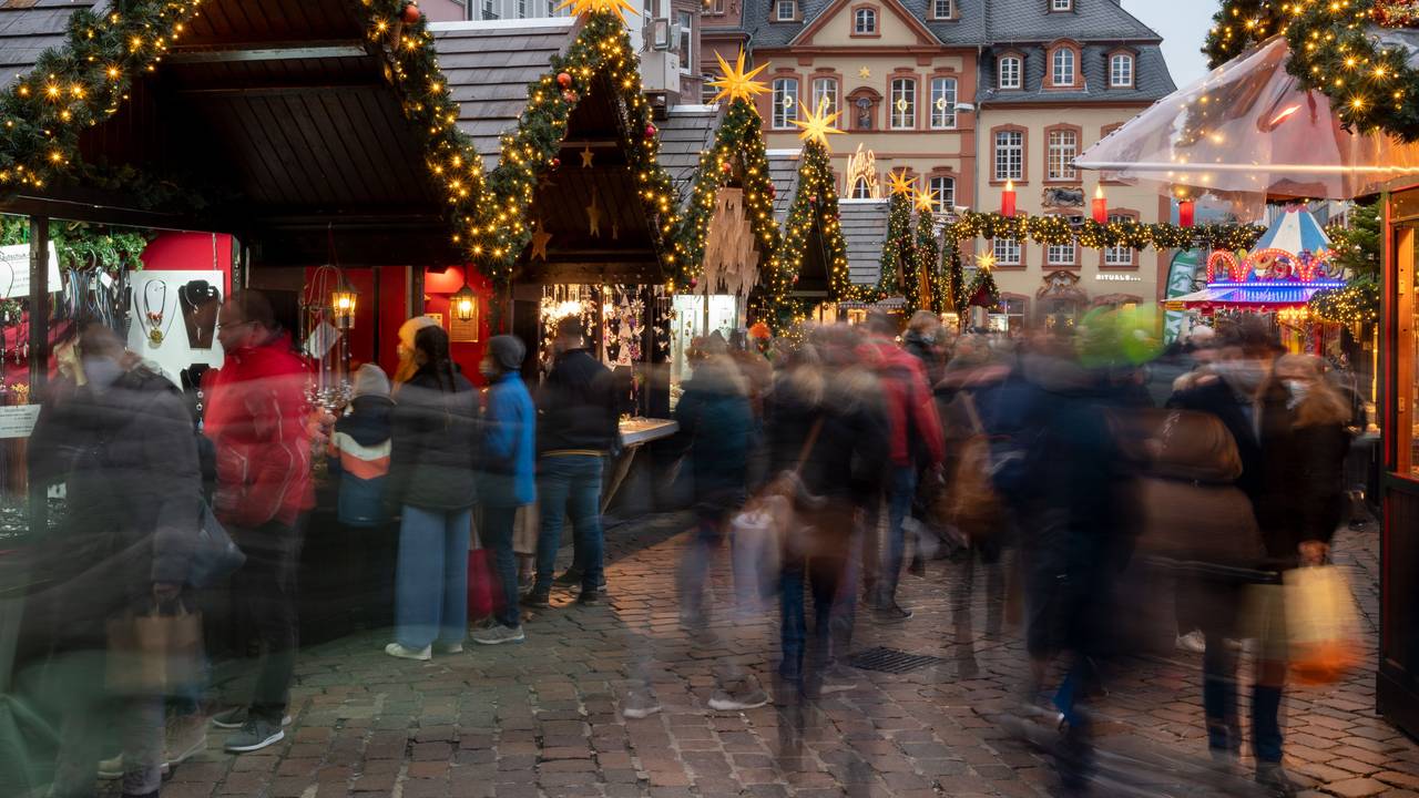 Wird der Advent 2022 der traurigste und dunkelste überhaupt? Die Deutsche Umwelthilfe fordert, auf Weihnachtsbeleuchtung zu verzichten. Gemeinden sollten nur ein beleuchteten Baum aufstellen.