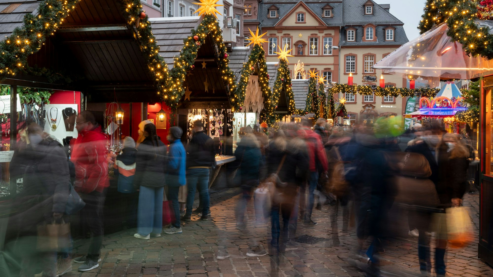 Wird der Advent 2022 der traurigste und dunkelste überhaupt? Die Deutsche Umwelthilfe fordert, auf Weihnachtsbeleuchtung zu verzichten. Gemeinden sollten nur ein beleuchteten Baum aufstellen.