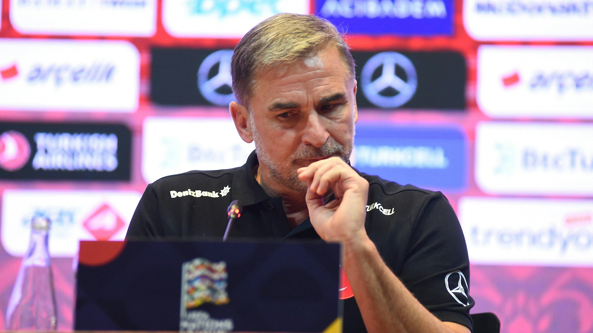 Stefan Kuntz zeigt sich auf einer Pressekonferenz der Türkei nachdenklich.