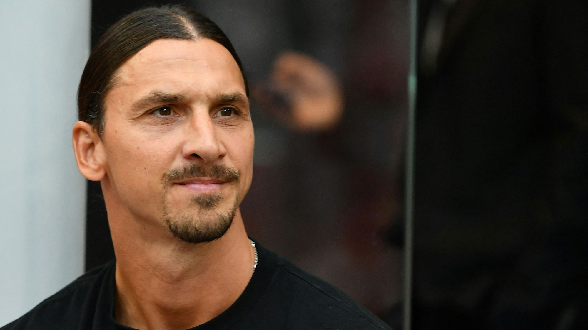 Zlatan Ibrahimovic beobachtet von der Tribüne seine Mannschaft, den AC Mailand.