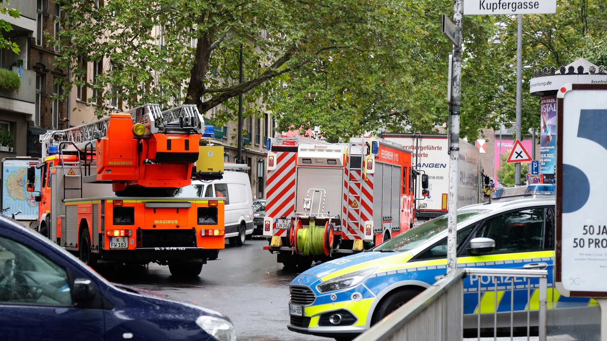 Polizei und Feuerwehr sind am Montagnachmittag (26. September 2022) am Appellhofplatz im Einsatz.