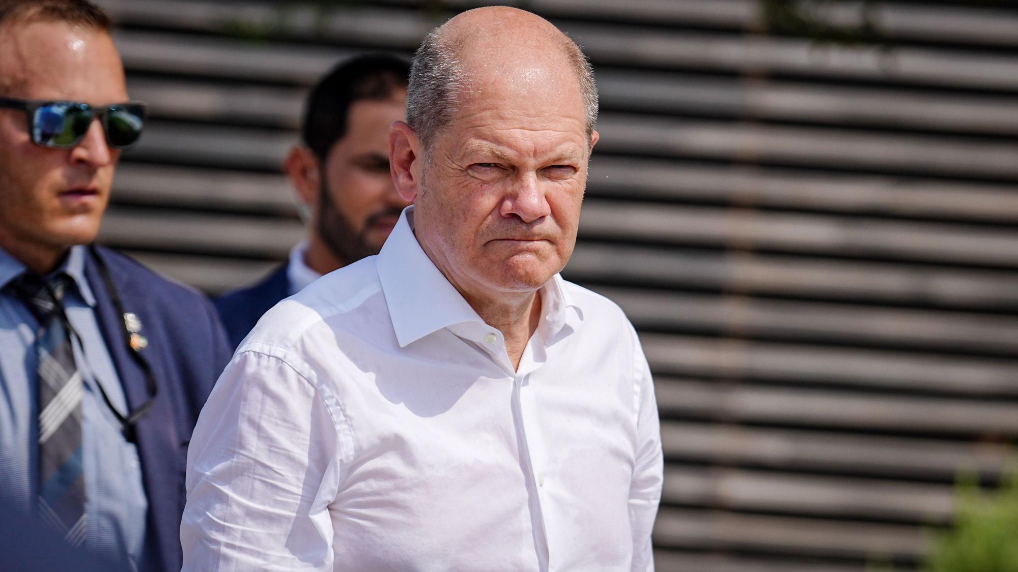 Bundeskanzler Scholz hat sich mit dem Corona-Virus infiziert. Am Vortag besichtigte er noch bei tropischen Temperaturen den Jubail Mangroven Park in den Vereinigten Arabischen Emiraten.