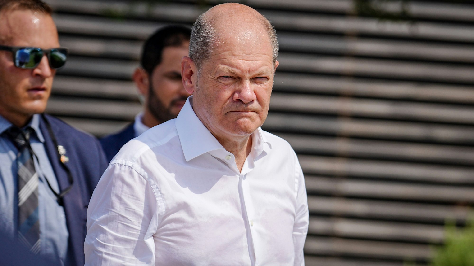 Bundeskanzler Scholz hat sich mit dem Corona-Virus infiziert. Am Vortag besichtigte er noch bei tropischen Temperaturen den Jubail Mangroven Park in den Vereinigten Arabischen Emiraten.