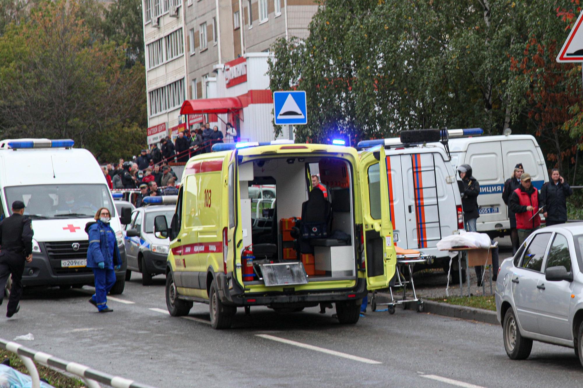 Polizei und Sanitäter arbeiten an einer Schule, in der Schüsse gefallen sind. Es gab Tote und Verletzte.