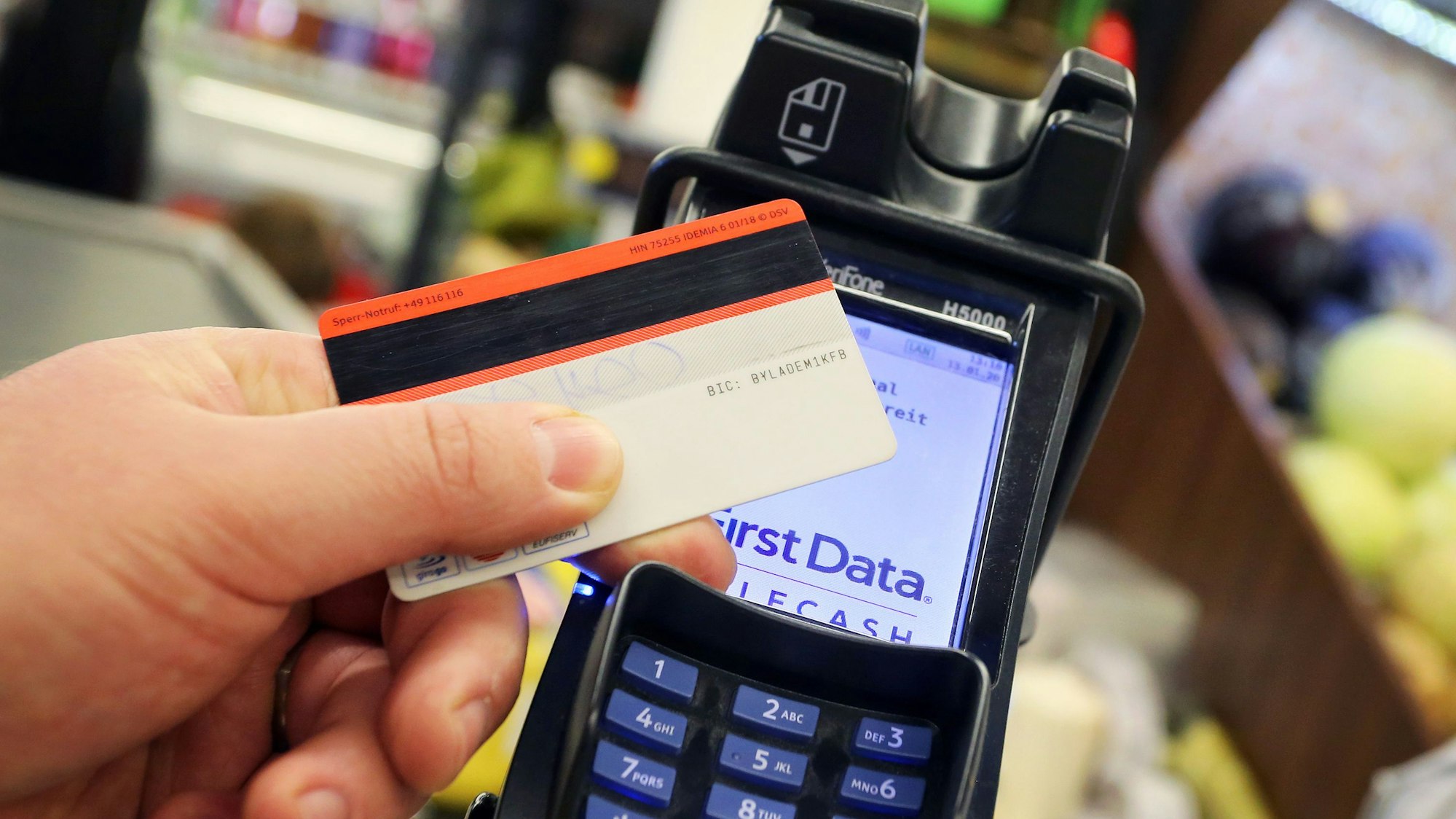 Inflation, Lieferengpässe, steigende Zinsen: Es gab schon deutlich bessere Zeiten für die Wirtschaft in Deutschland. Expertinnen und Experten erwarten eine Rezession. Unser Archivbild zeigt ein Bezahl-Terminal (2020).