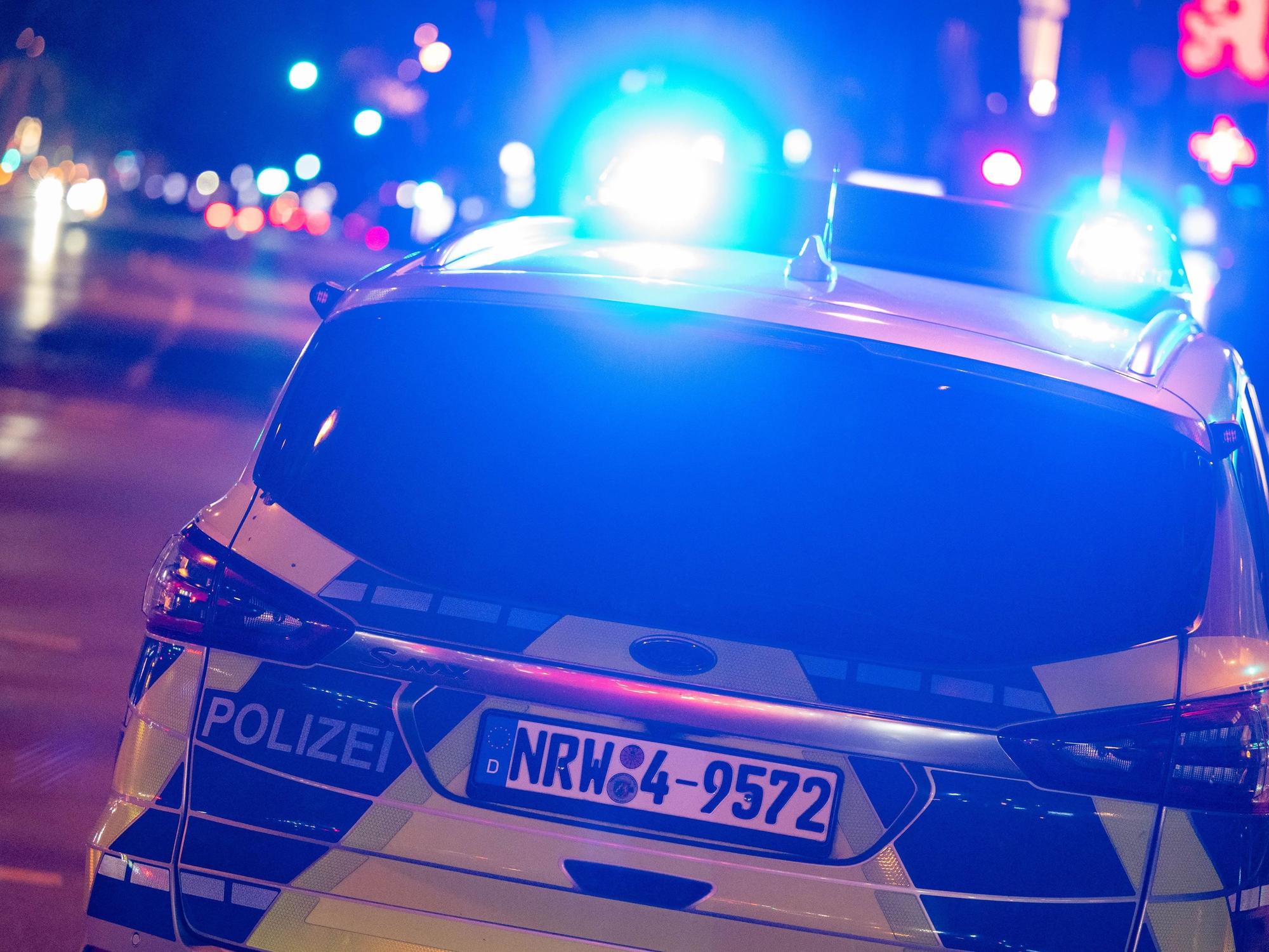 Ein Polizeifahrzeug bei einem Einsatz (Symbolfoto)