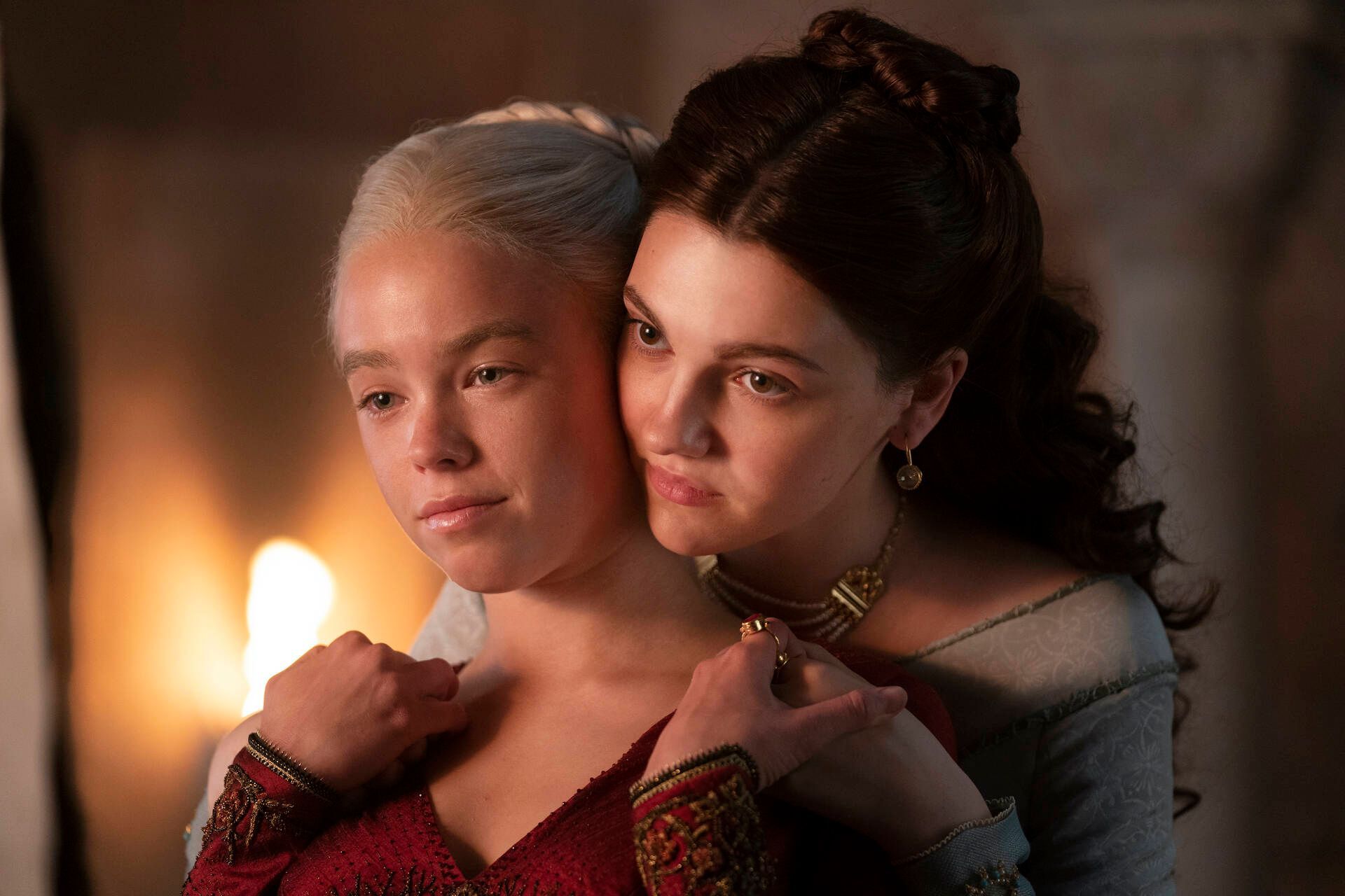 Milly Alcock und Emily Carey in einer Szene von „House of the Dragon“.