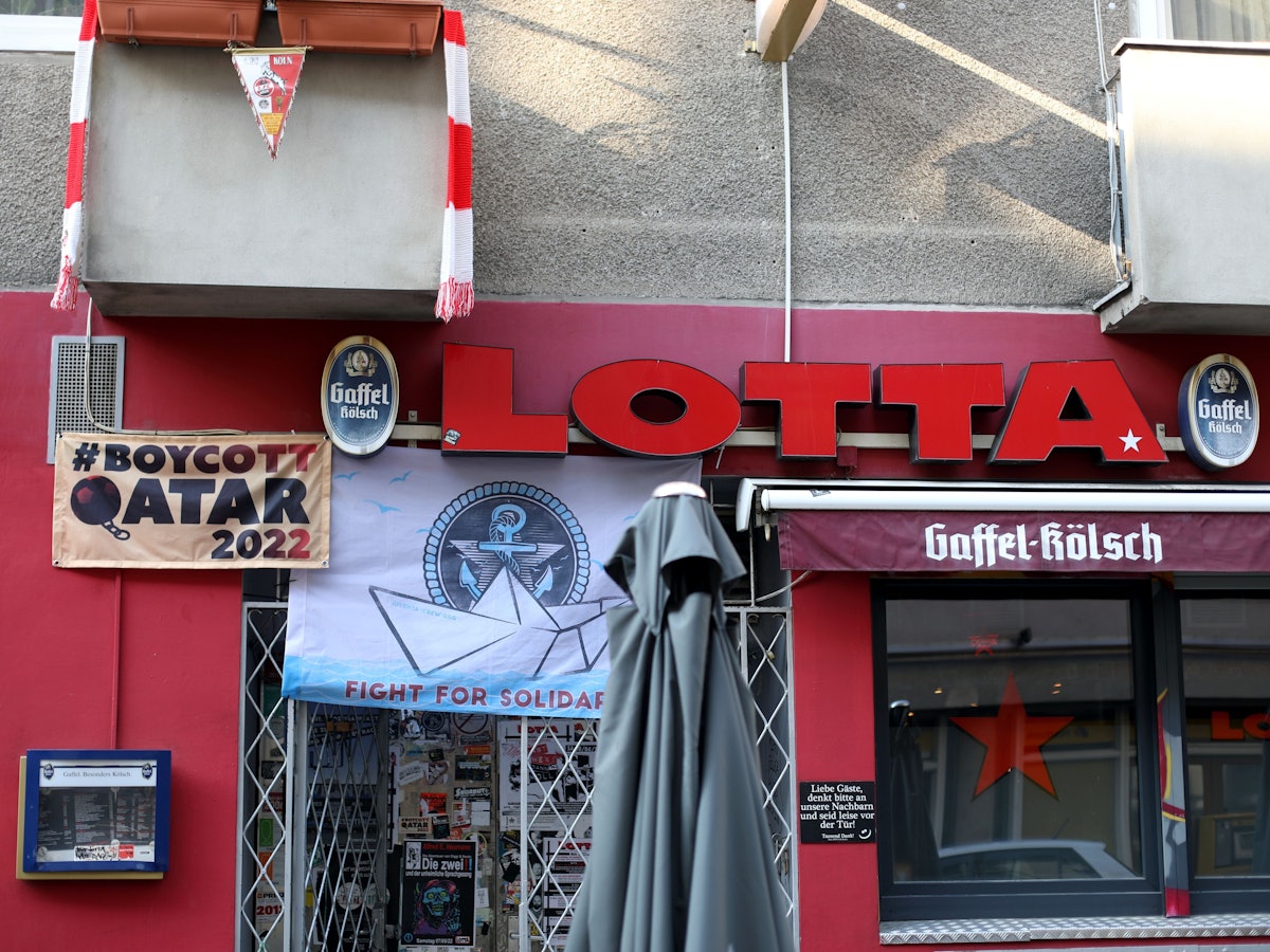 Ein Plakat über der Bar Lotta weist darauf hin, dass die Bar keine Fußball-WM im Fernsehen zeigt. Damit will der Betreiber auf die Menschenrechtsverstöße in Katar hinweisen.