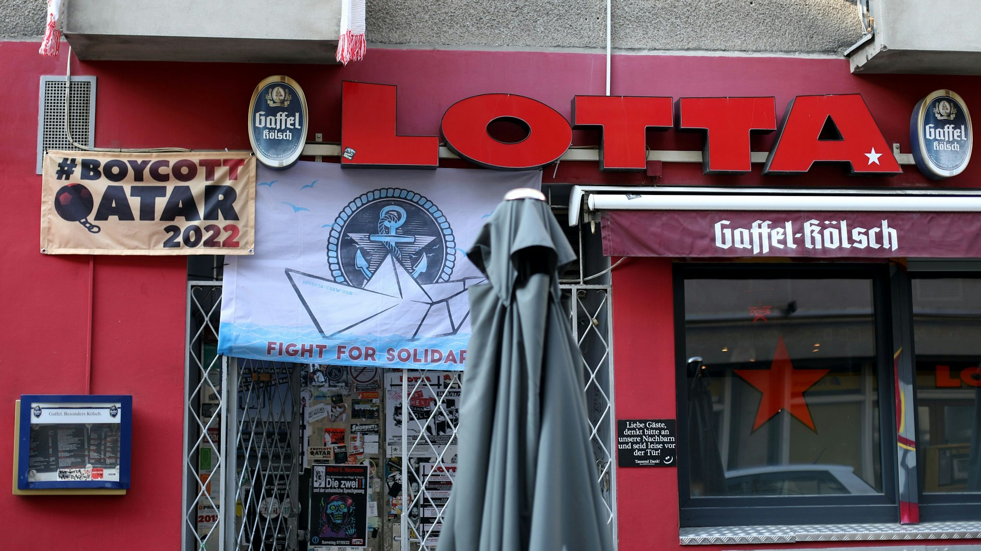 Ein Plakat über der Bar Lotta weist darauf hin, dass die Bar keine Fußball-WM im Fernsehen zeigt. Damit will der Betreiber auf die Menschenrechtsverstöße in Katar hinweisen.