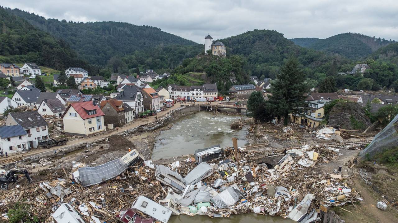 Meterhoch türmen sich Wohnwagen, Gastanks, Bäume und Schrott an einer Brücke über der Ahr in Altenahr.
