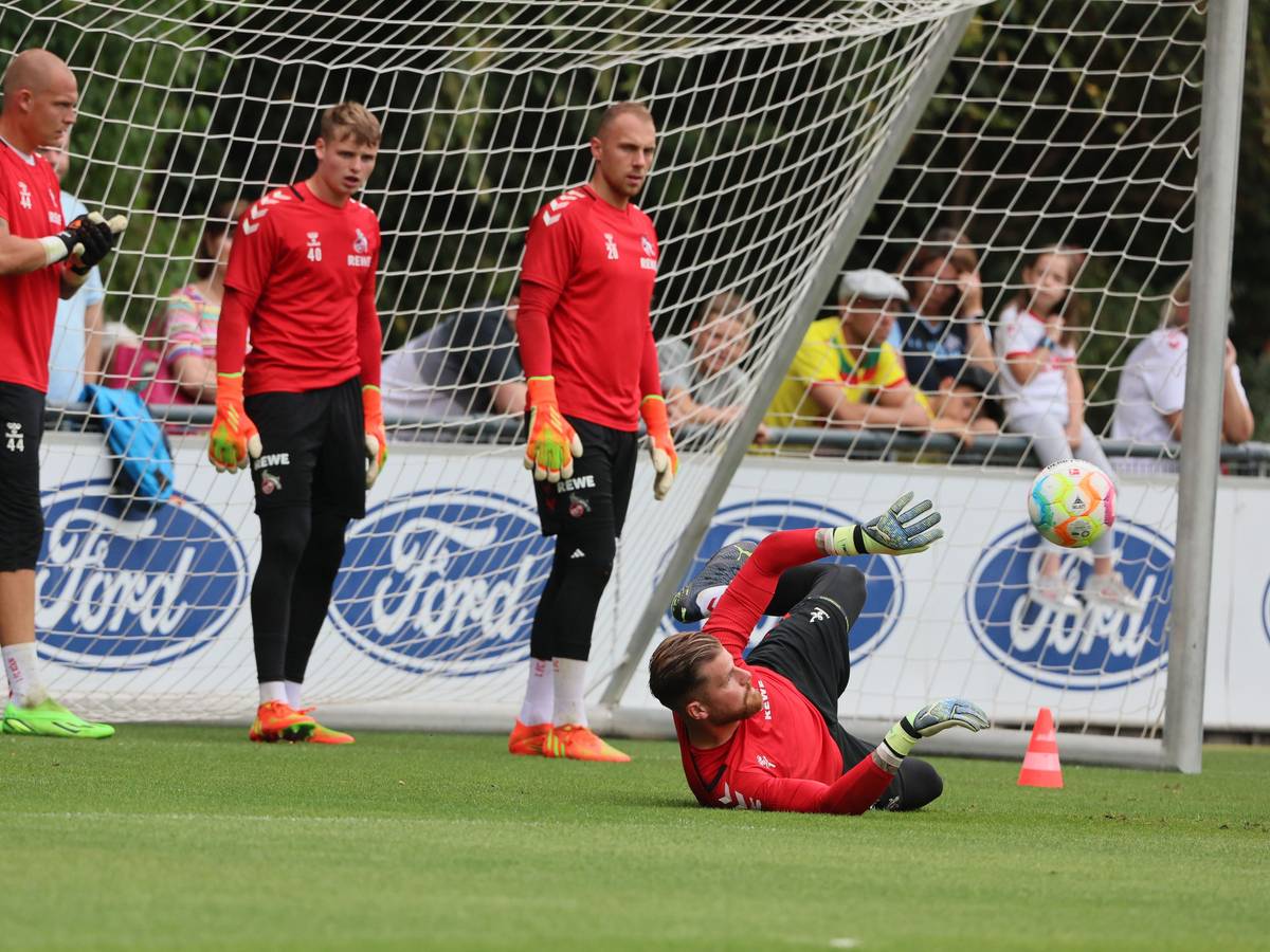 Matthias Köbbing, Jonas Urbig, Marvin Schwäbe und Timo Horn im Torwart-Training des 1. FC Köln.