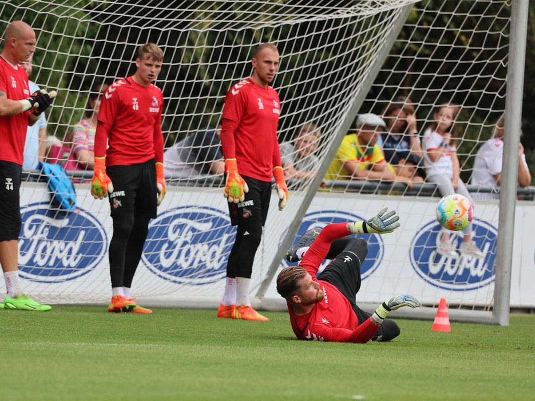 Matthias Köbbing, Jonas Urbig, Marvin Schwäbe und Timo Horn im Torwart-Training des 1. FC Köln.