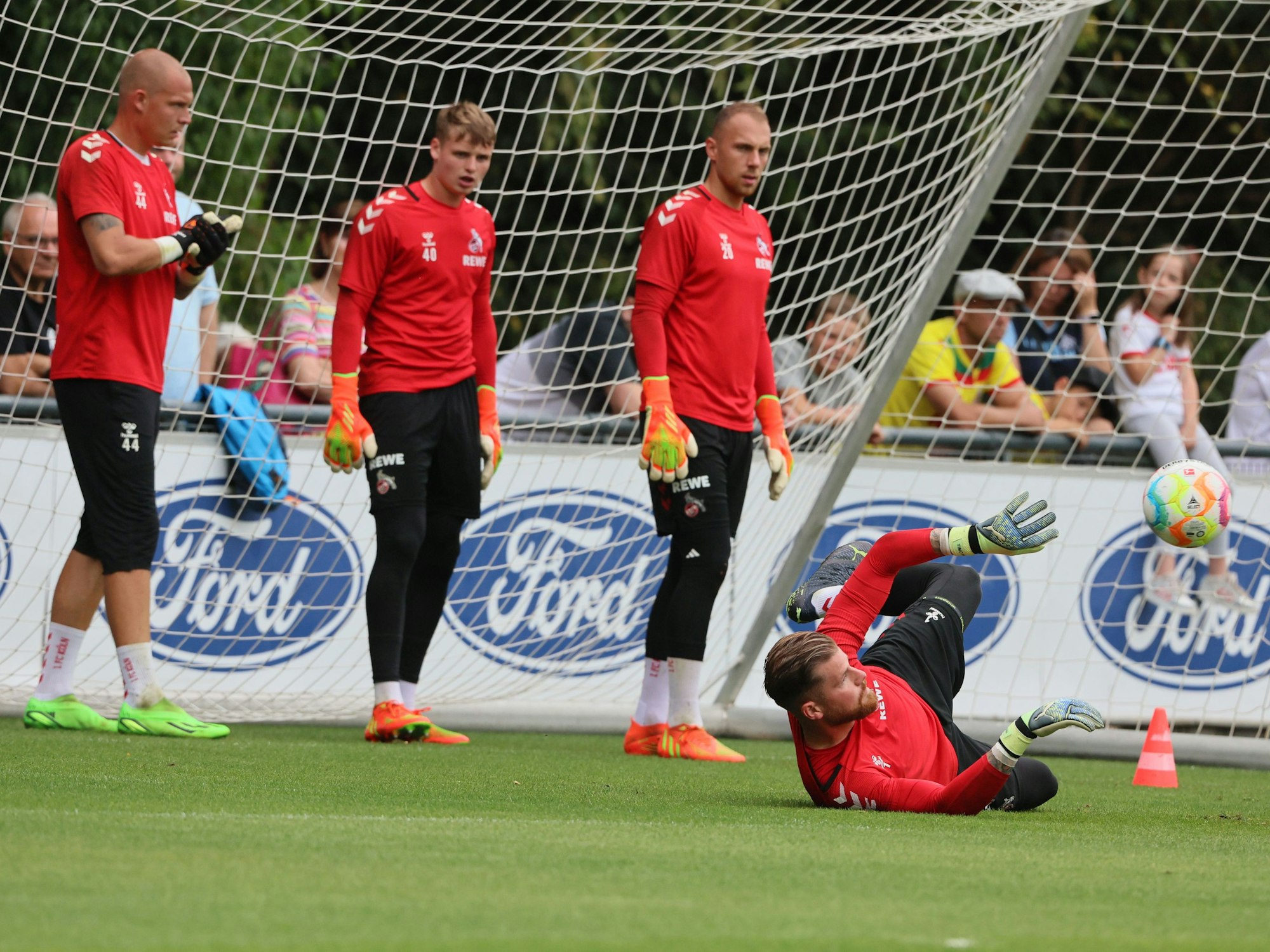 Matthias Köbbing, Jonas Urbig, Marvin Schwäbe und Timo Horn im Torwart-Training des 1. FC Köln.