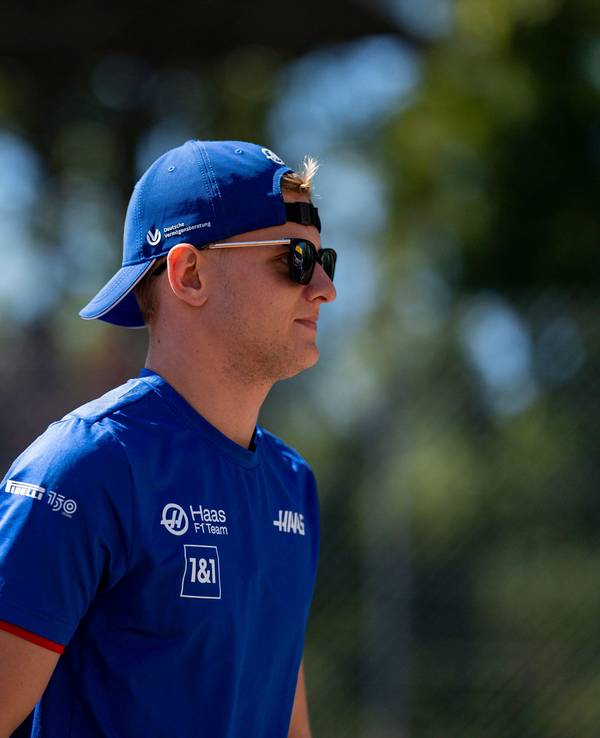 Mick Schumacher vom Haas F1 Team während der Fahrerparade in Monza.