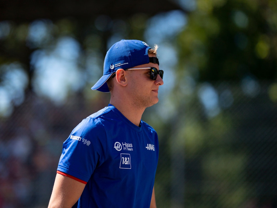 Mick Schumacher vom Haas F1 Team während der Fahrerparade in Monza.
