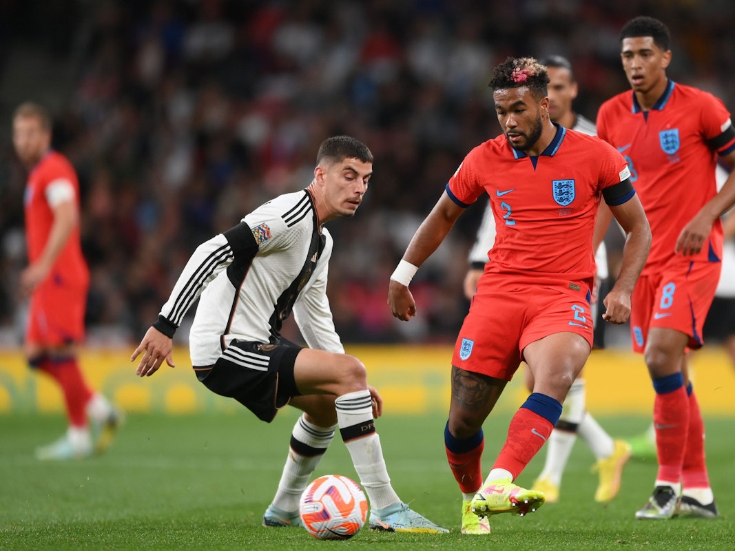 Reece James und Kai Havertz im Zweikampf