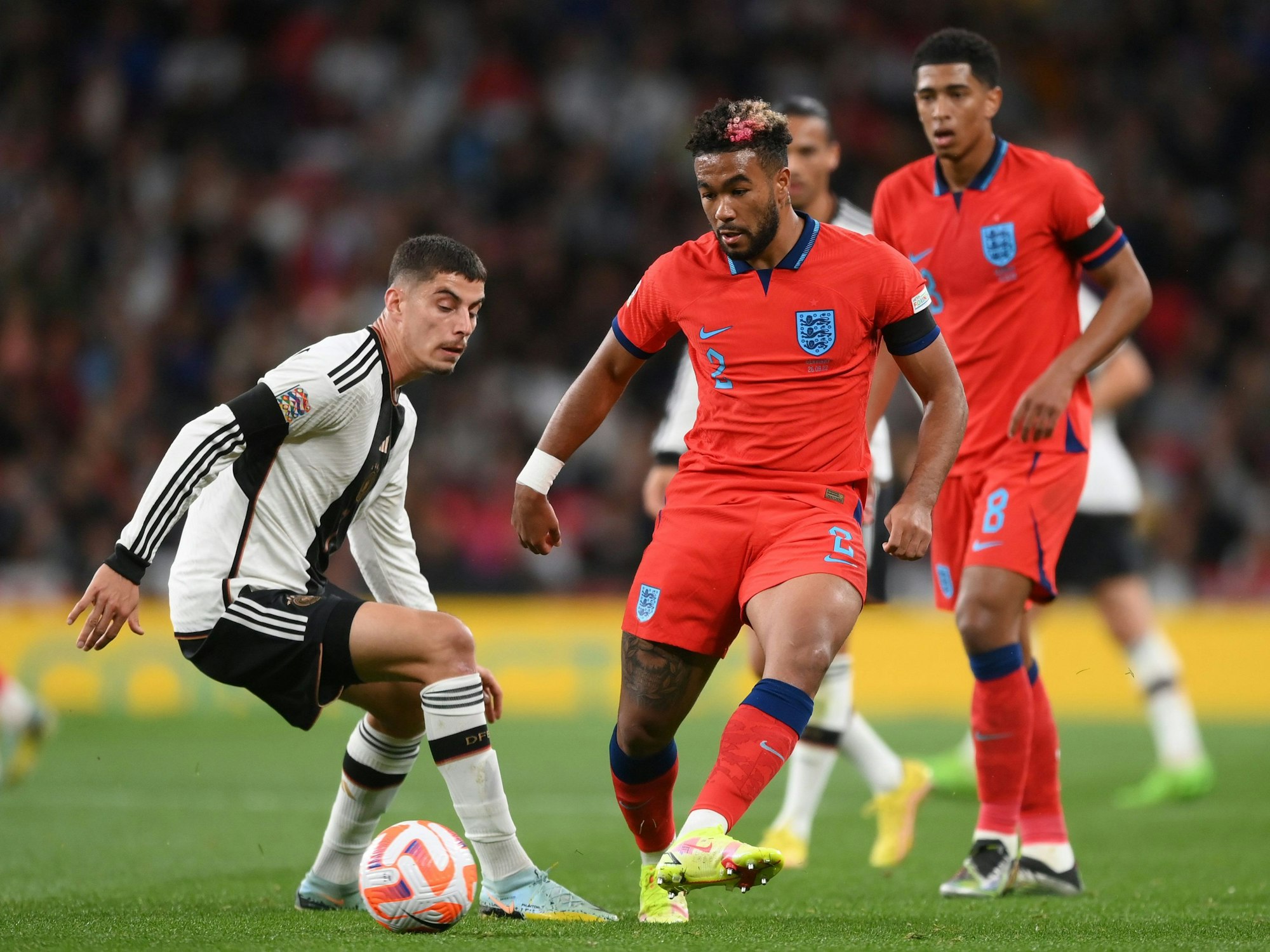 Reece James und Kai Havertz im Zweikampf