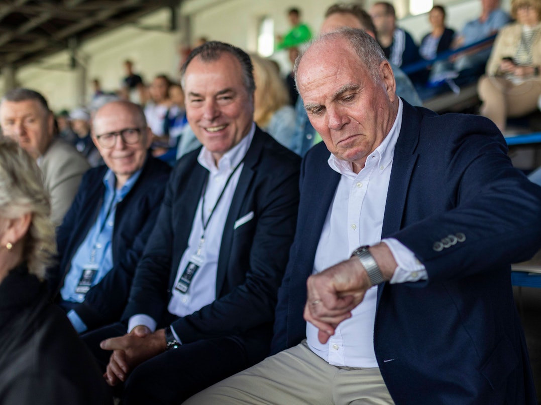 Uli Hoeneß sitzt beim Abschiedsspiel für Werner Hansch mit Clemens Tönnies auf der Tribüne.