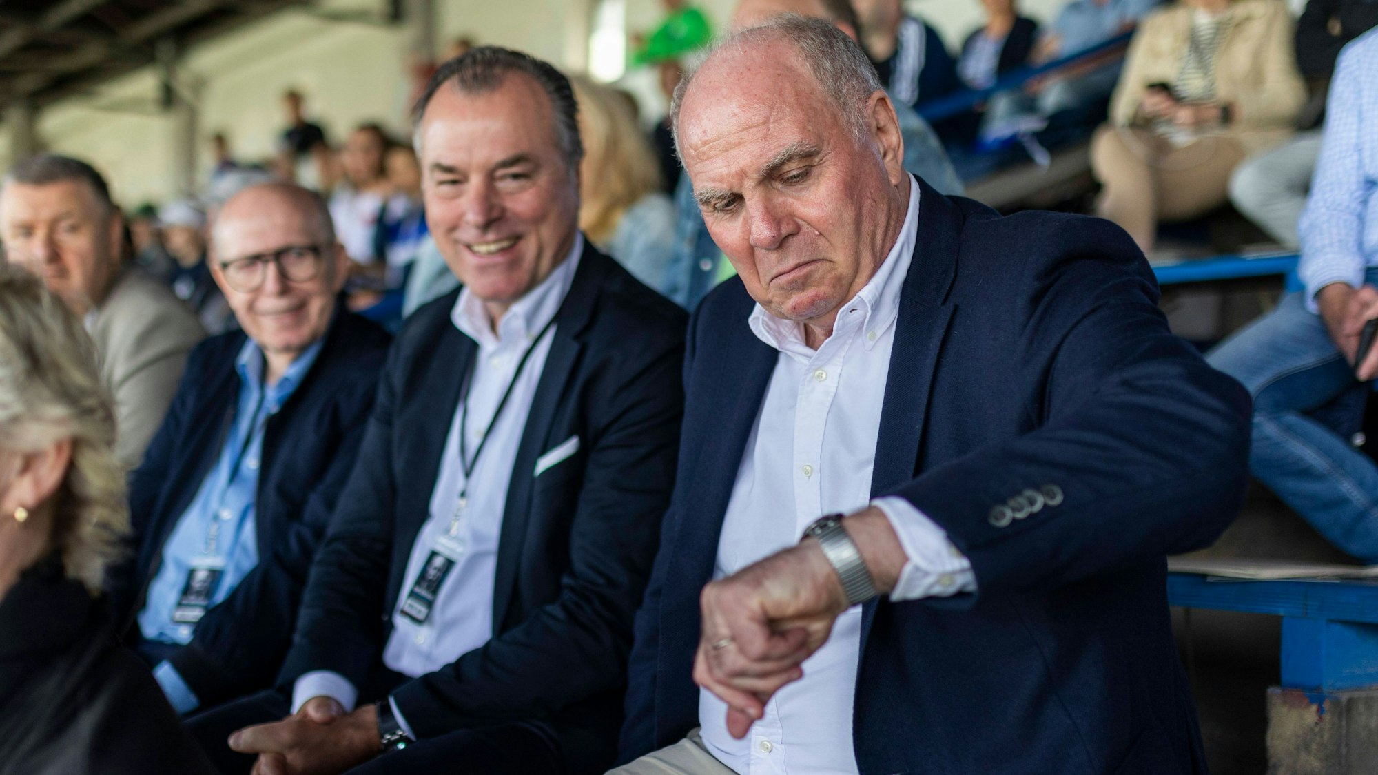 Uli Hoeneß sitzt beim Abschiedsspiel für Werner Hansch mit Clemens Tönnies auf der Tribüne.