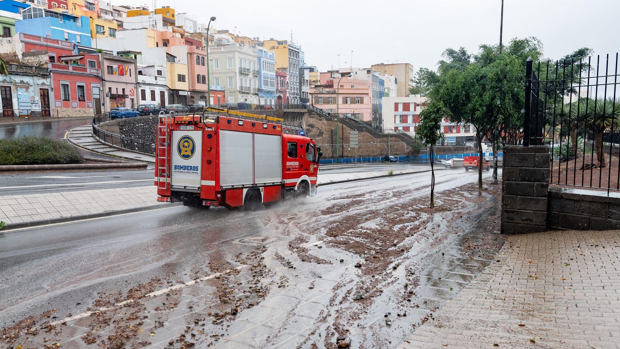Feuerwehren im Großeinsatz in Las Palmas auf Gran Canaria.