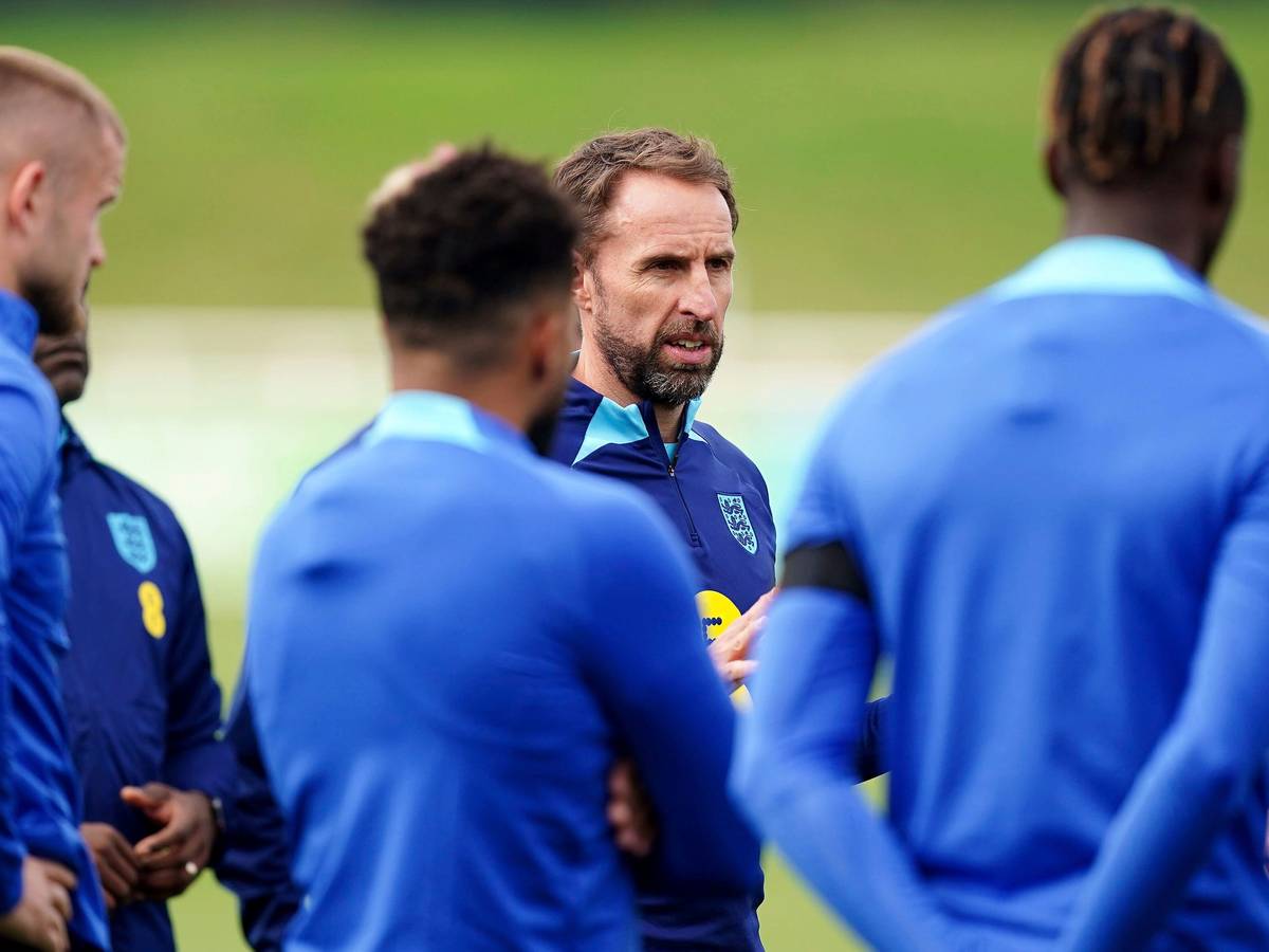 Englands Nationaltrainer Gareth Southgate spricht zu seinen Spielern.