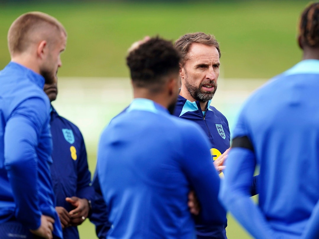 Englands Nationaltrainer Gareth Southgate spricht zu seinen Spielern.