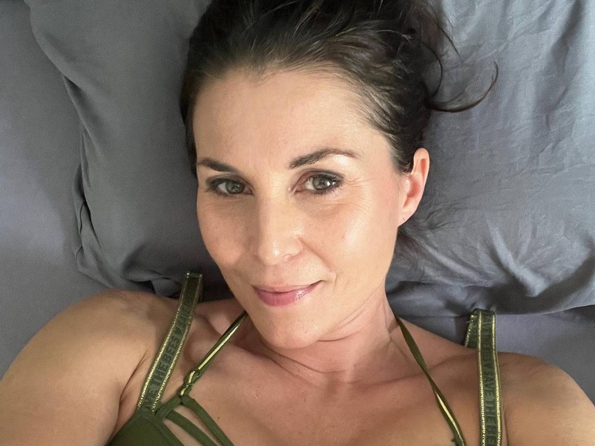 Auf dem Selfie schaut Vanessa in die Kamera. Sie trägt einen dunkelgrünen Bikini mit goldfarbenen Details.