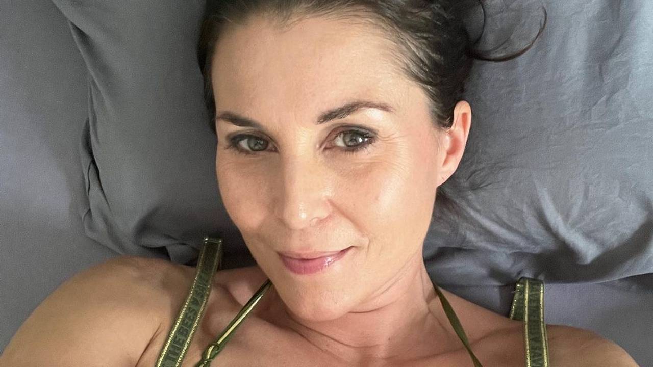Auf dem Selfie schaut Vanessa in die Kamera. Sie trägt einen dunkelgrünen Bikini mit goldfarbenen Details.
