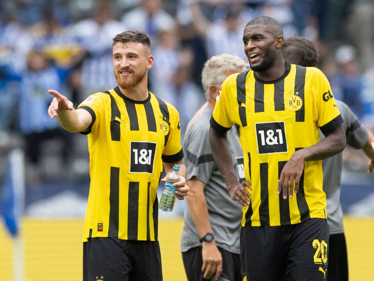 Salih Özcan (l.) und Anthony Modeste gemeinsam am vierten Spieltag bei der Partie zwischen Hertha BSC Berlin und Borussia Dortmund (27. August 2022).