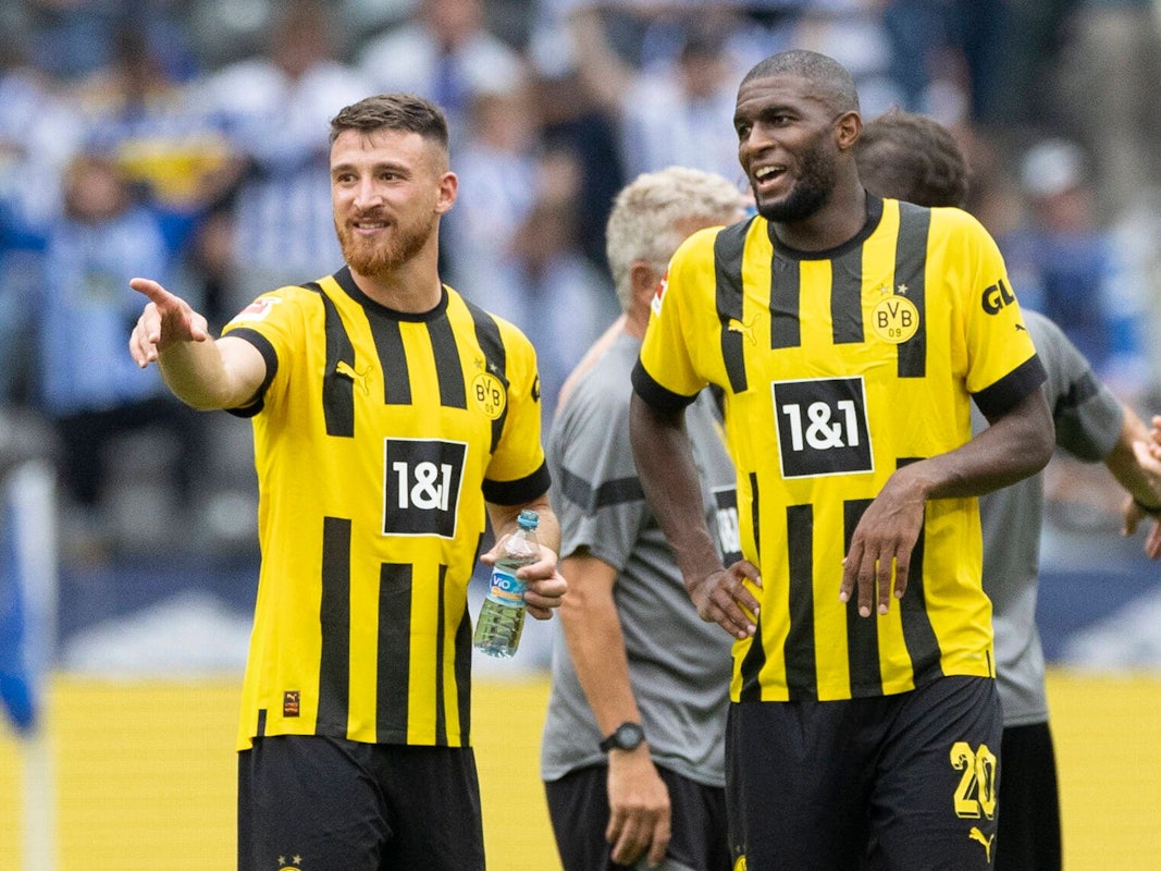 Salih Özcan (l.) und Anthony Modeste gemeinsam am vierten Spieltag bei der Partie zwischen Hertha BSC Berlin und Borussia Dortmund (27. August 2022).