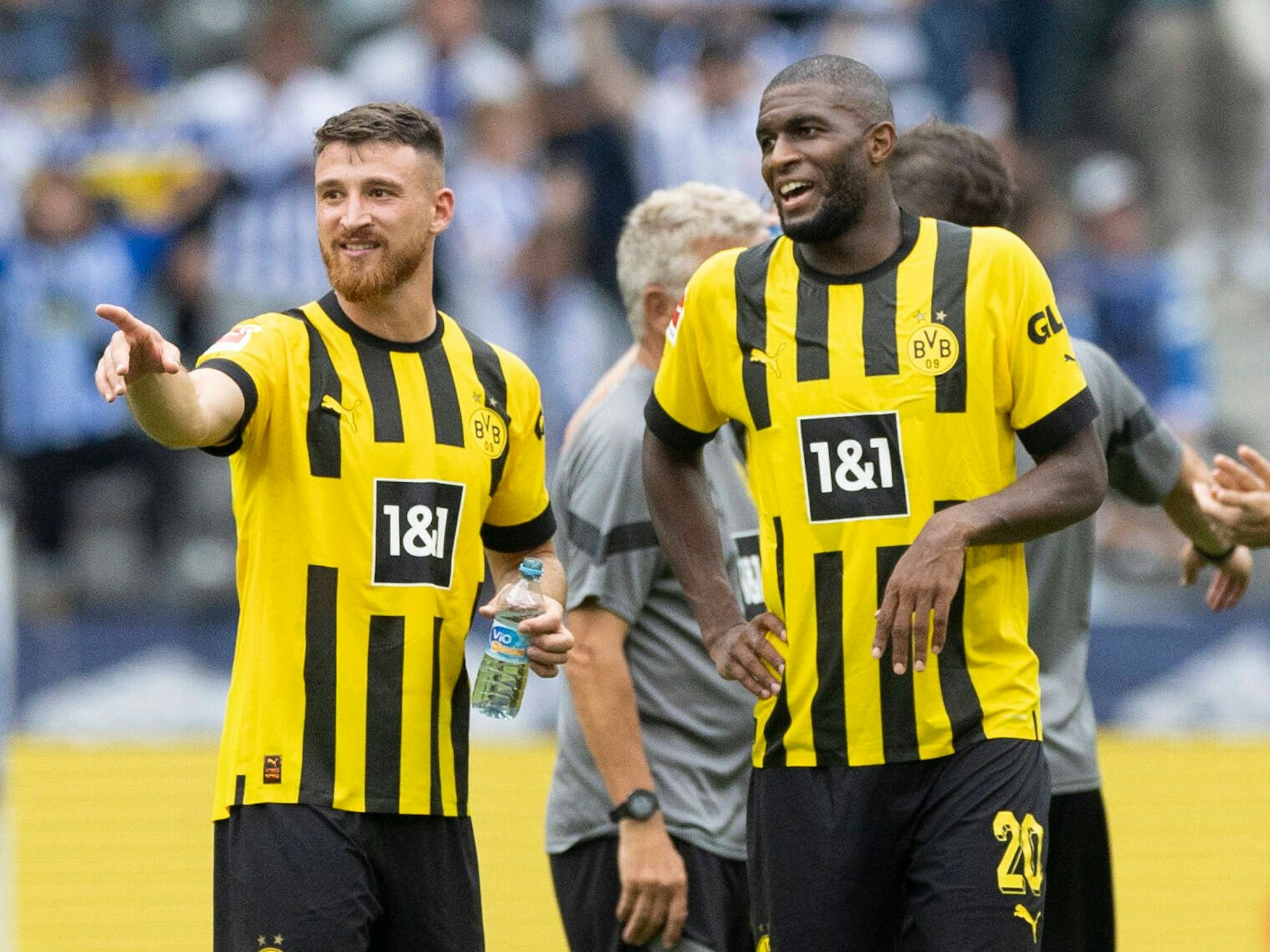Salih Özcan (l.) und Anthony Modeste gemeinsam am vierten Spieltag bei der Partie zwischen Hertha BSC Berlin und Borussia Dortmund (27. August 2022).