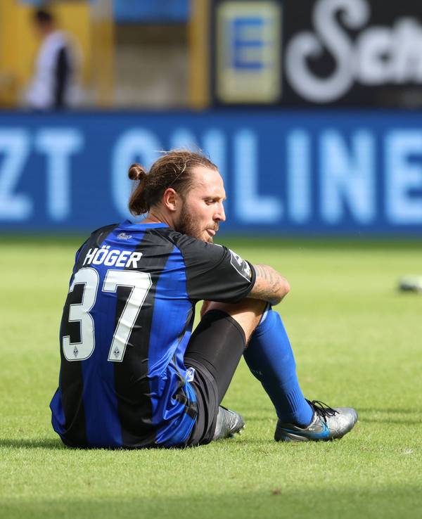 Marco Höger sitzt auf dem Rasen nach dem Spiel gegen die SpVgg Bayreuth