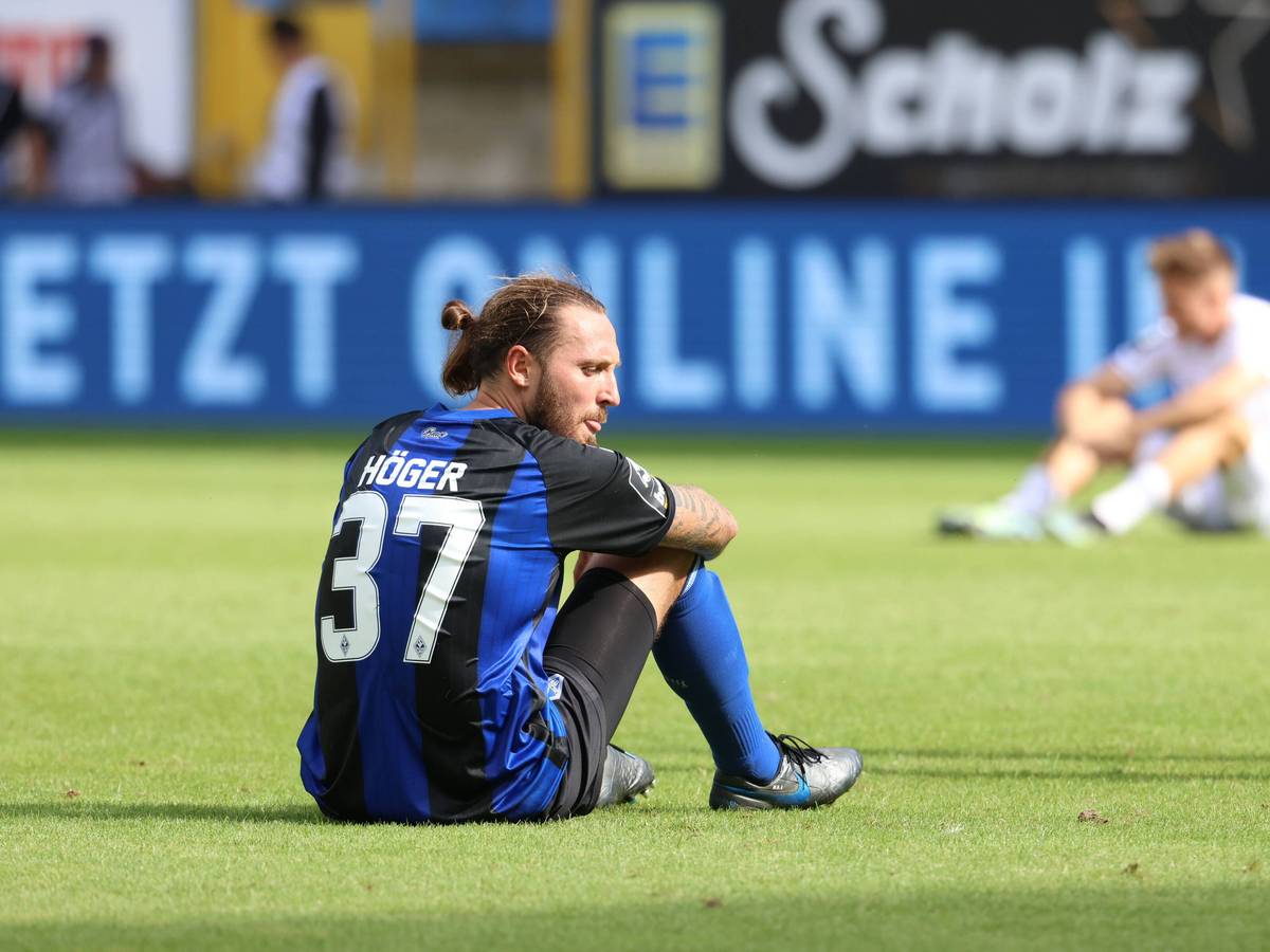 Marco Höger sitzt auf dem Rasen nach dem Spiel gegen die SpVgg Bayreuth