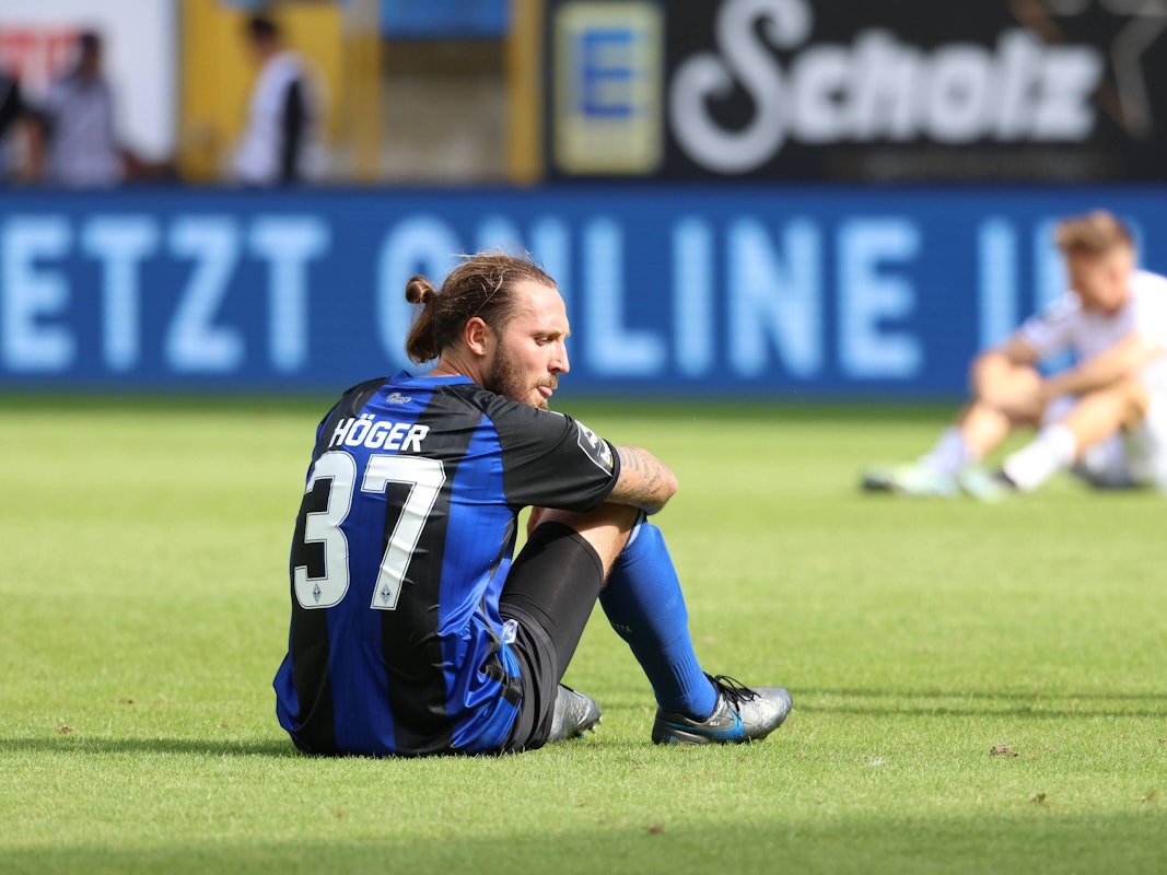 Marco Höger sitzt auf dem Rasen nach dem Spiel gegen die SpVgg Bayreuth