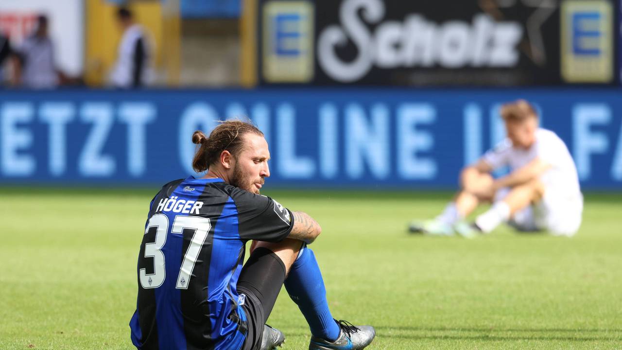 Marco Höger sitzt auf dem Rasen nach dem Spiel gegen die SpVgg Bayreuth