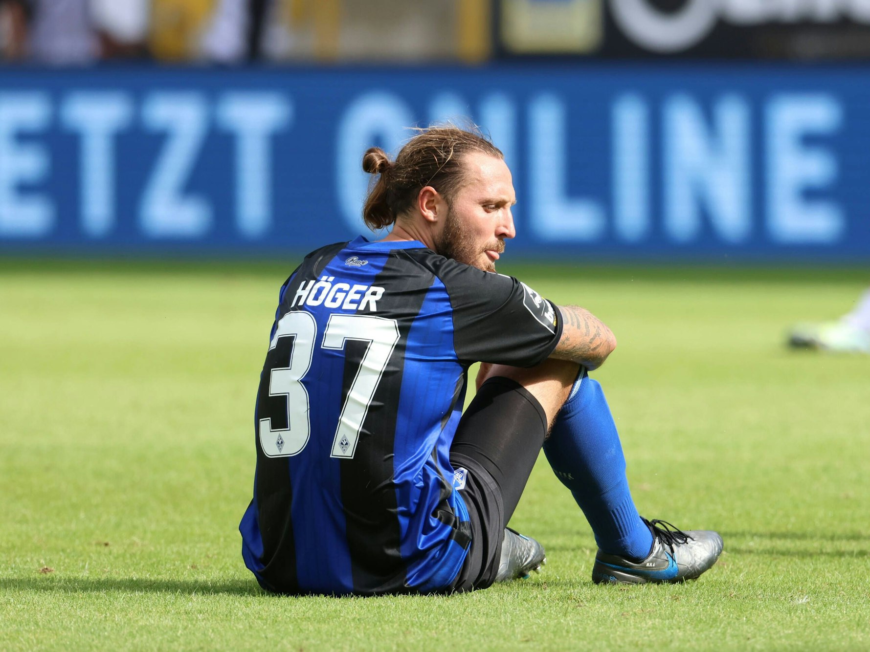 Marco Höger sitzt auf dem Rasen nach dem Spiel gegen die SpVgg Bayreuth