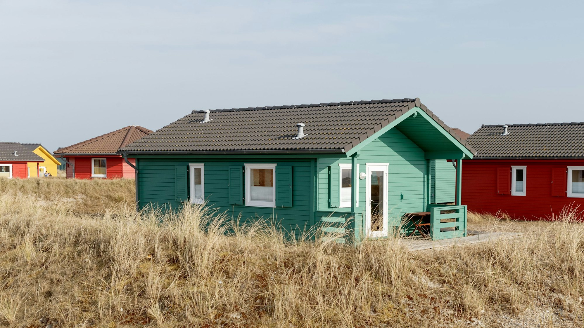 Bunte Ferienhäuser stehen nebeneinander.