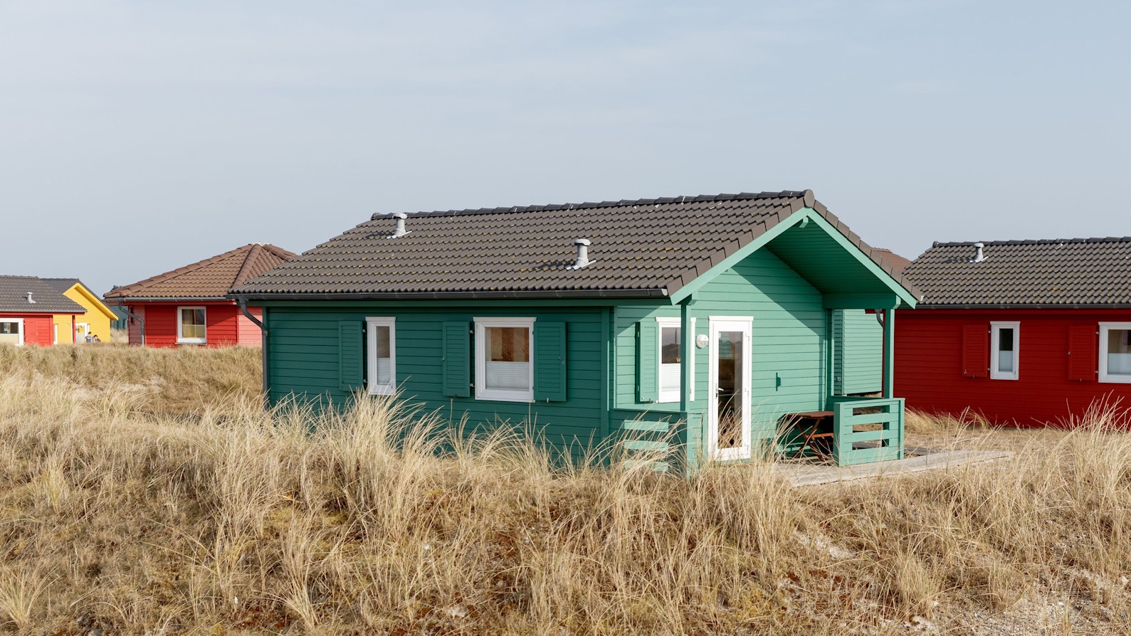 Bunte Ferienhäuser stehen nebeneinander.