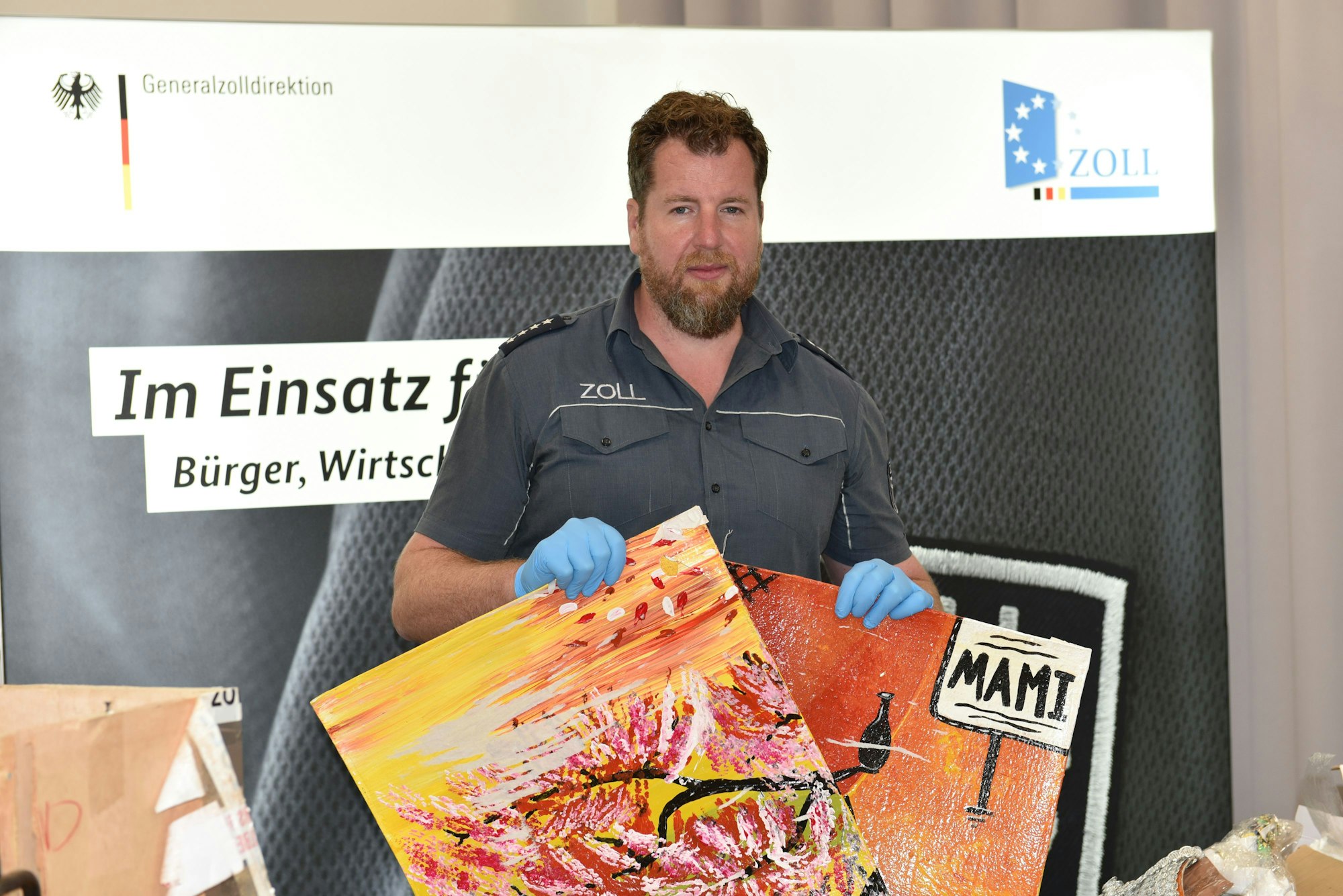 Pressesprecher Jens Ahland zeigt Bilder aus hochreinem Kokain