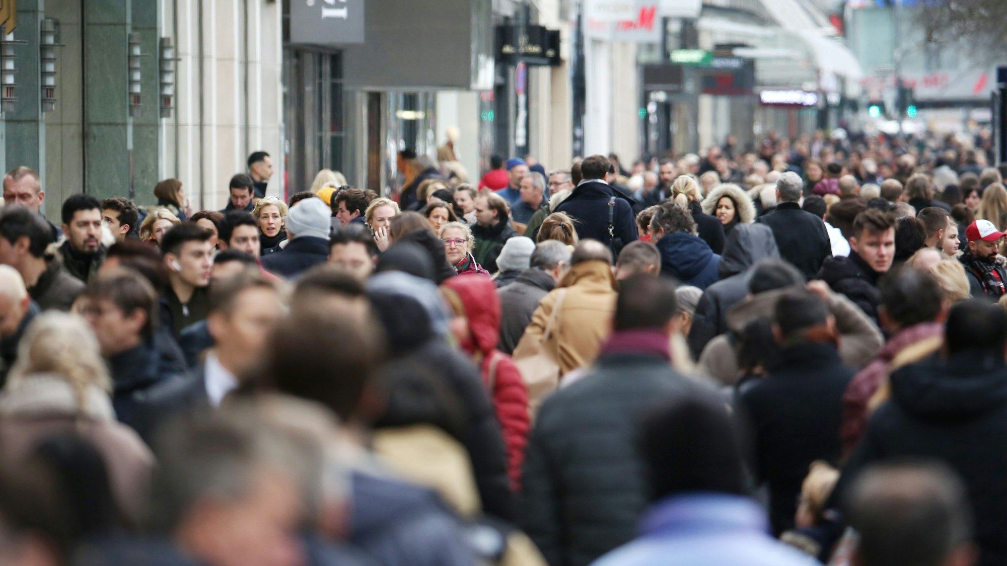Dicht gedrängt laufen Menschen über die Königsallee in Düsseldorf. Dieses Symbolfoto stammt aus dem Dezember 2019.