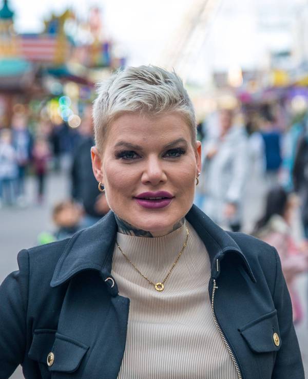 Die deutsche Sängerin Melanie Müller muss sich nach einem Nazi-Eklat bei einem ihrer Konzerte neu aufstellen.