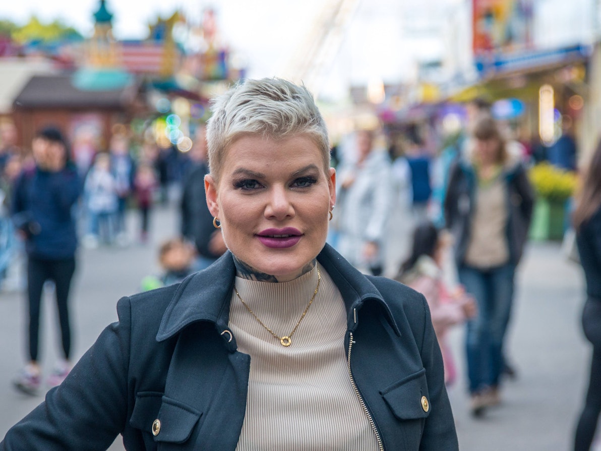 Die deutsche Sängerin Melanie Müller muss sich nach einem Nazi-Eklat bei einem ihrer Konzerte neu aufstellen.